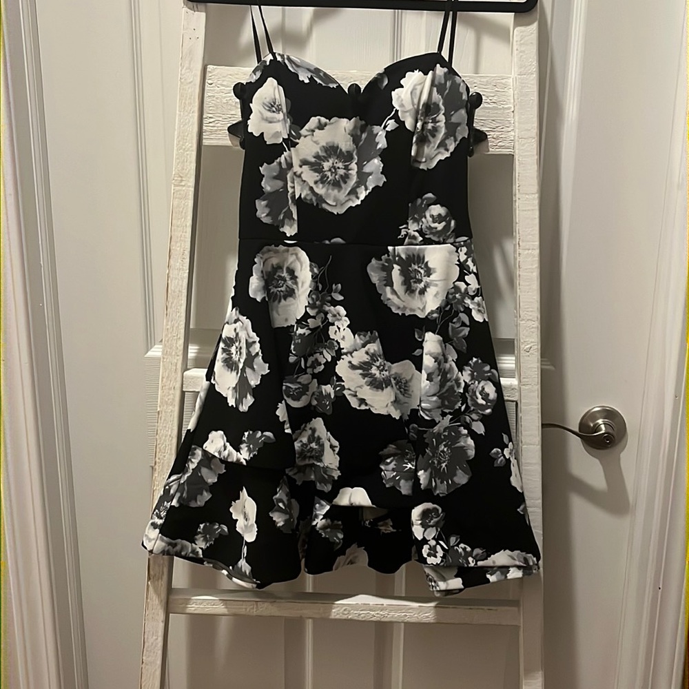 EUC Black and white floral b. Darlin dress